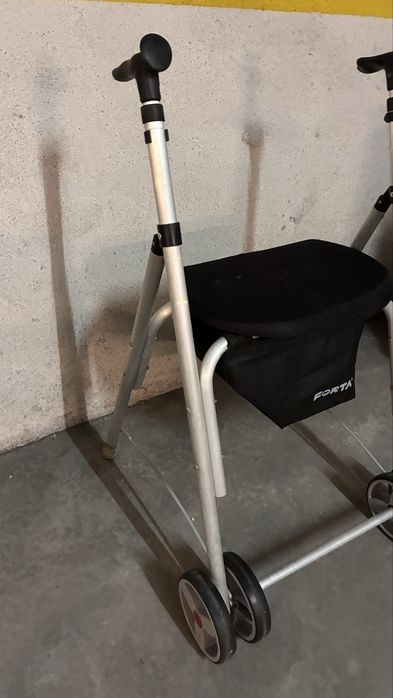 Andarilho com rodas  e bolsa
