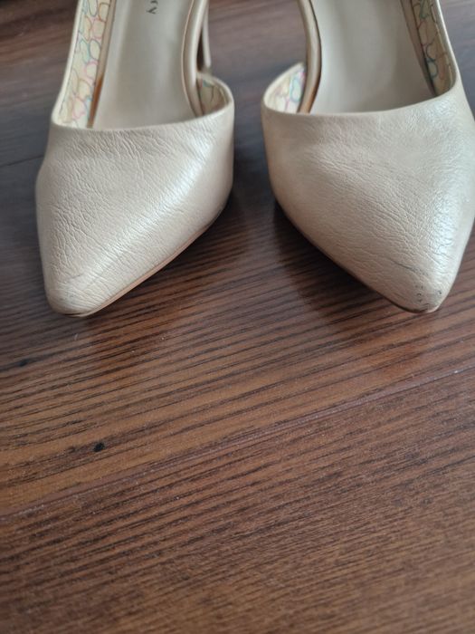 Dwie pary butów na obcasie