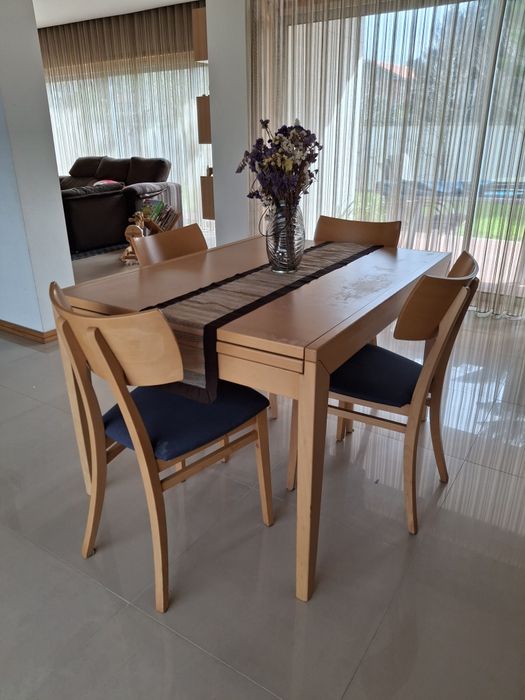 Conjunto Vendo mesa + 4 cadeiras de  madeira maciça  + sofá