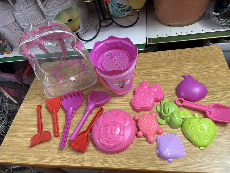 Brinquedos de praia e dois carrinhos com rodinhas