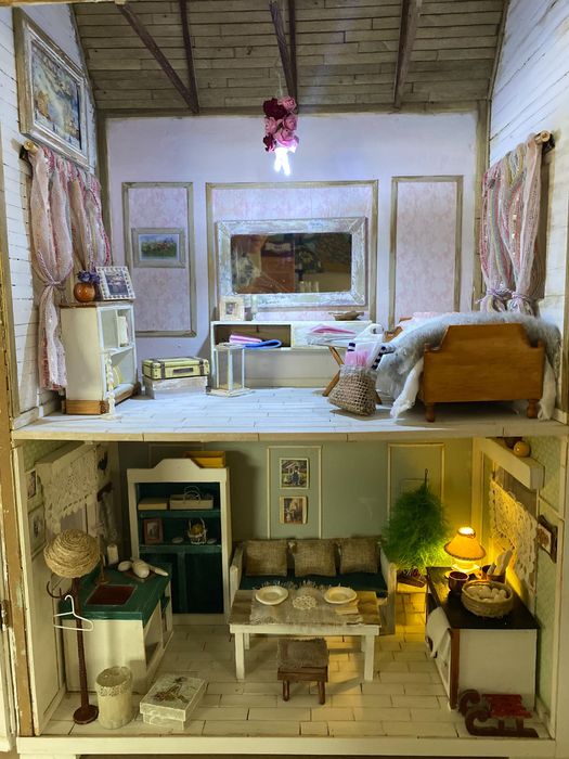 Drewniany domek dla lalek