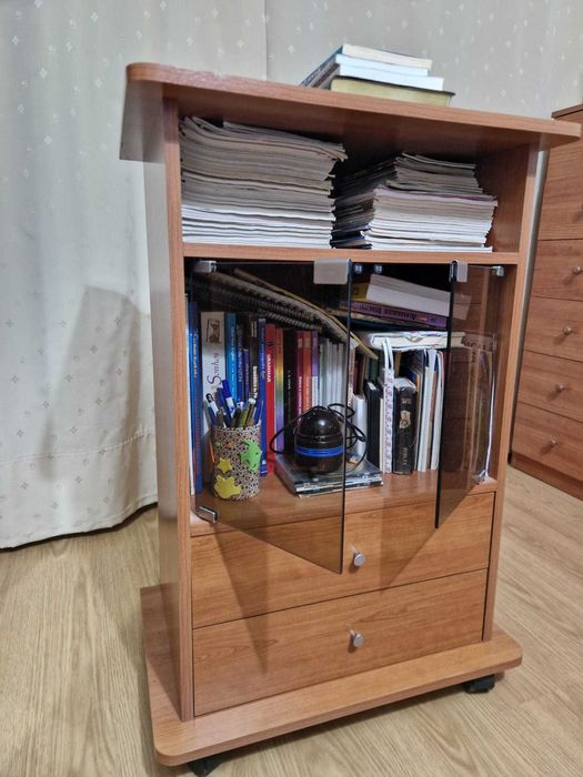 Móvel de TV/estante em madeira com rodas e gavetas