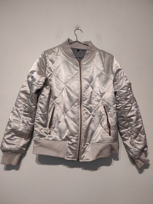 Srebrna kurtka bomberka z suwakami