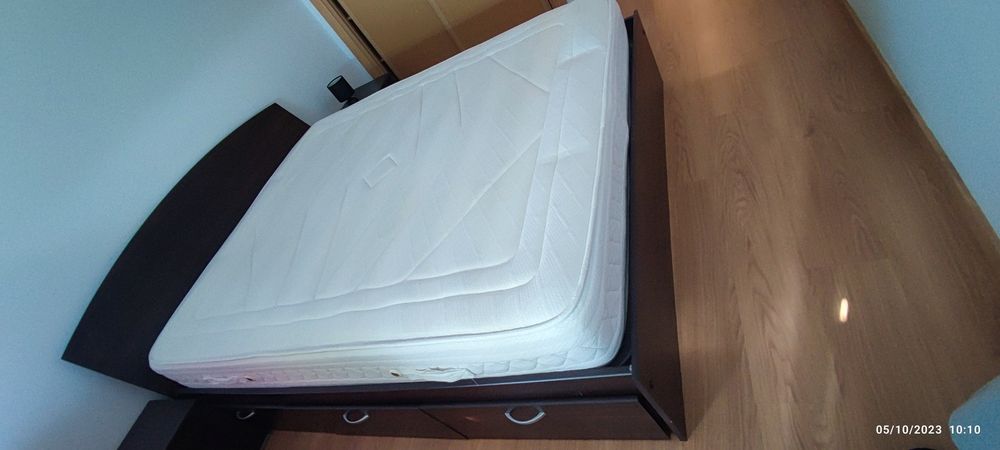 Cama casal com gavetas