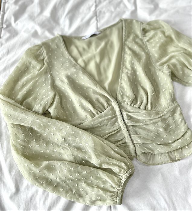 Blusa verde com folho