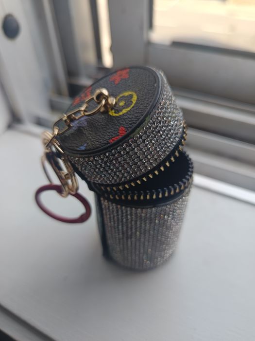 Bijuteria e bolsas de 3 a 6 euros