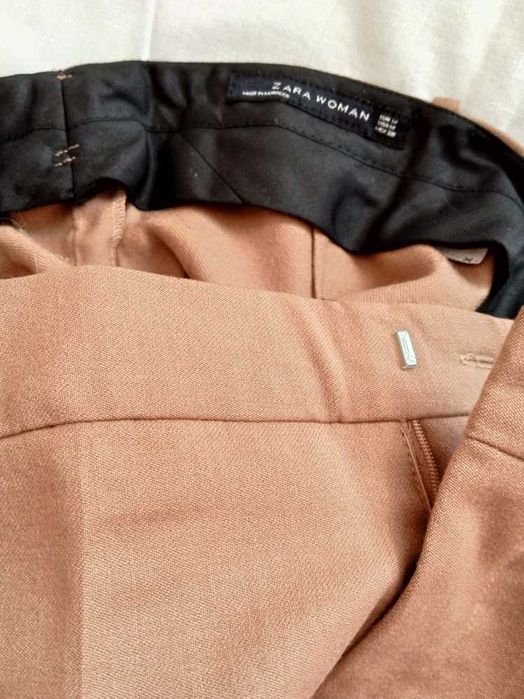 Zara. Жіночі брюки в бежевому кольорі.