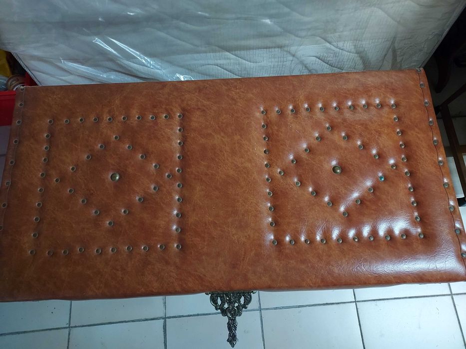 Arca Antiga Forrada a Napa – Peça de Época em Excelente Estado