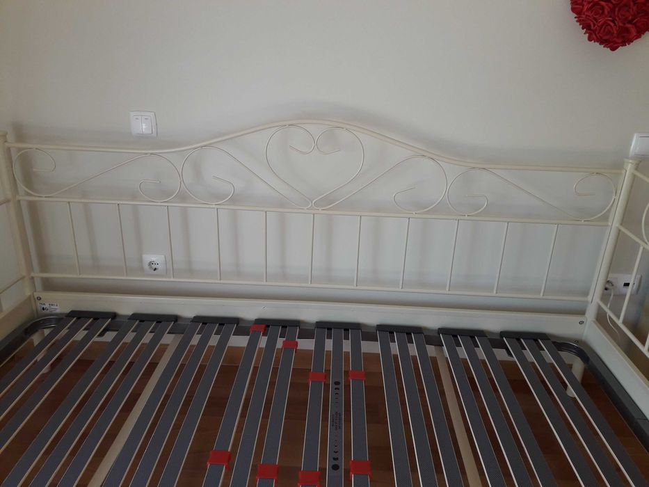 Estrutura de cama metálica e mesa de cabeceira64738337658753124