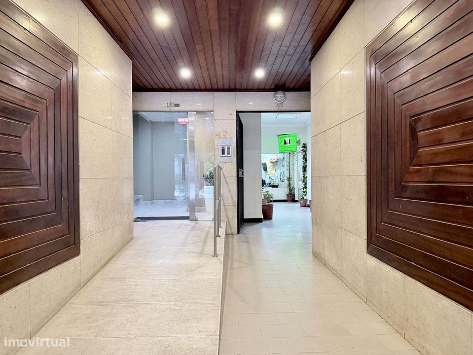 Apartamento T4 para arrendamento, situado na Rua Cândido de Oliveira