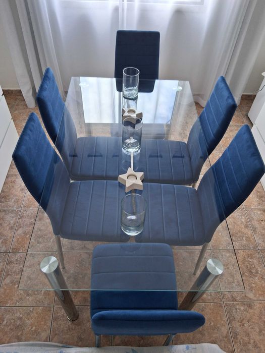 Mesa de sala com cadeiras