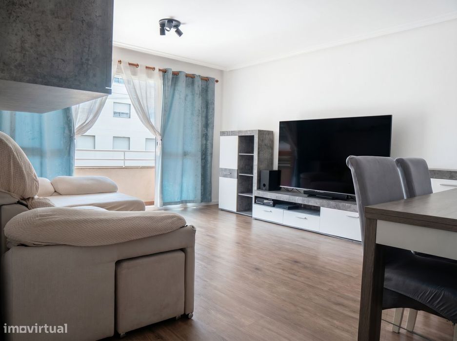 T2 com garagem, varanda e ar condicionado em Alhos Vedros