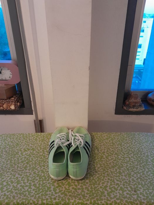 Vendo Sapatilhas de Senhora ADIDAS muito bonitas como novas