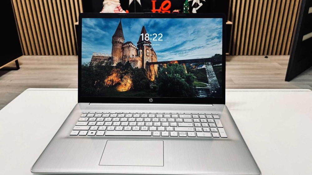Laptop HP 17 '' model 17-cn0121nw STAN IDEALNY