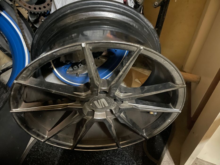 Apenas duas jantes 18” 5x112