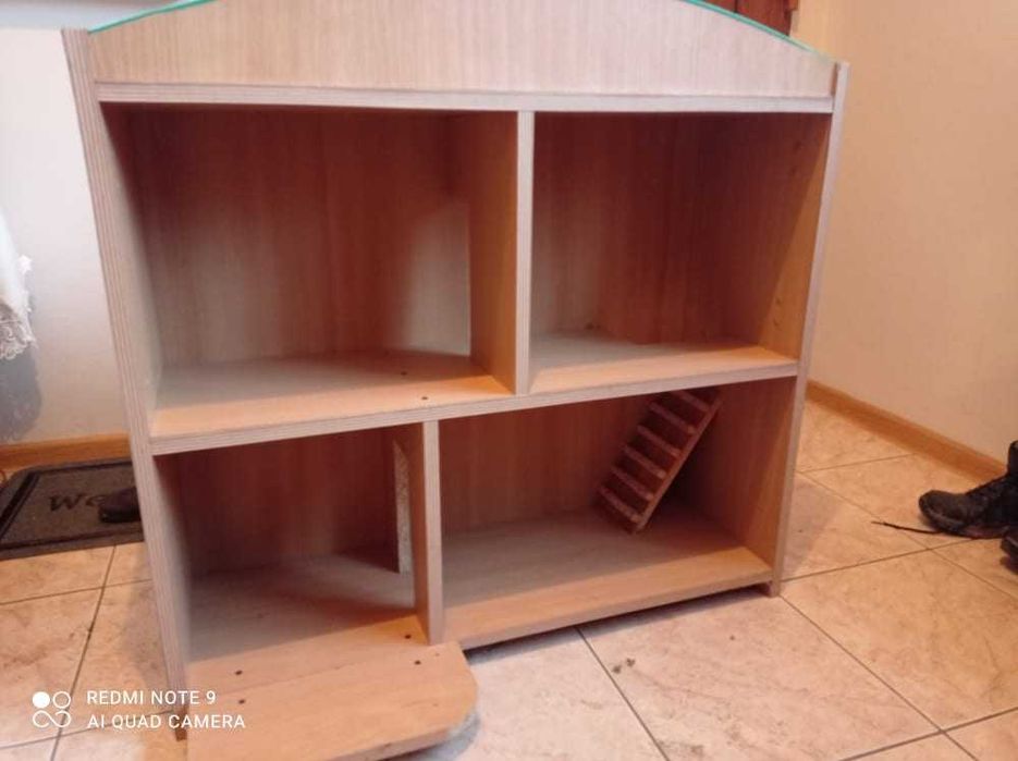 Drewniany domek dla lalek.