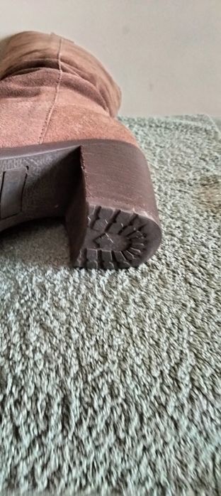 Botas de cano alto em bom estado