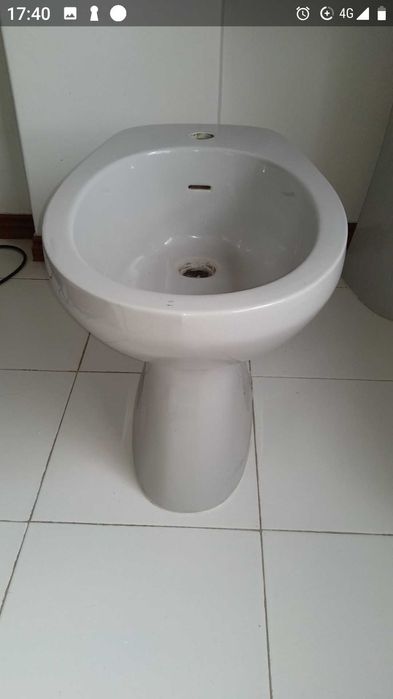 Conjunto de louças de casa de banho cinzento.