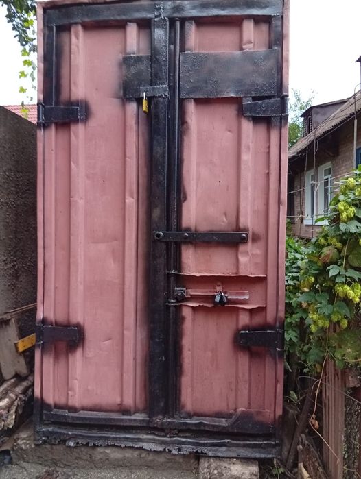 Контейнер, вагончик, морський контейнер