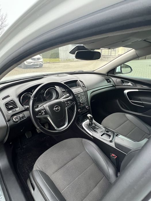 Продам опель інсігнія 2011 .