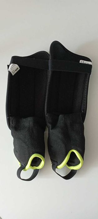 Ochraniacze na golenie Derbystar Protect Flash r.M, wzrost 152-170cm