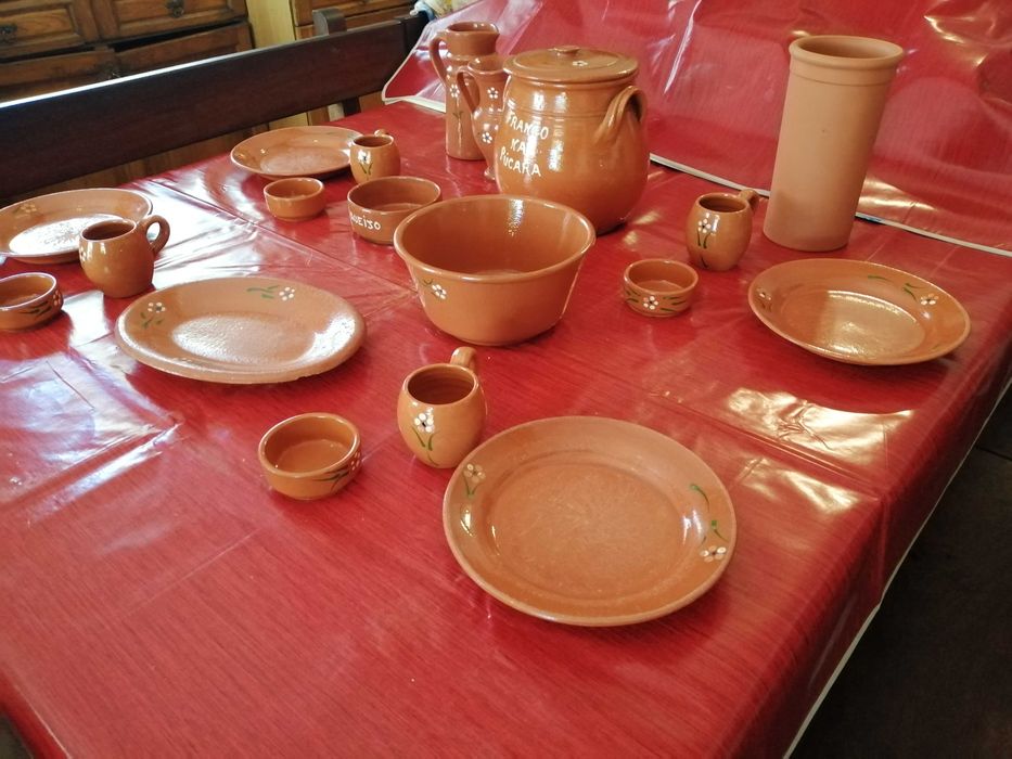 Conjunto de loiça de barro I I