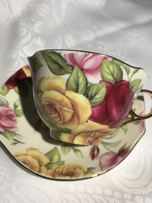 Filiżanki ceramiczne ze spodkiem zdobienia róże 2 kpl
