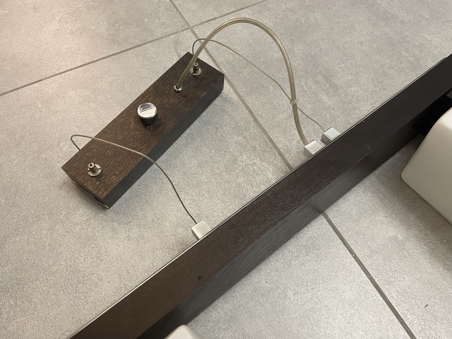 Żyrandol wiszący na stalowych linkach