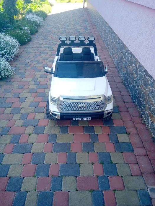 Продається дитячий автомобіль