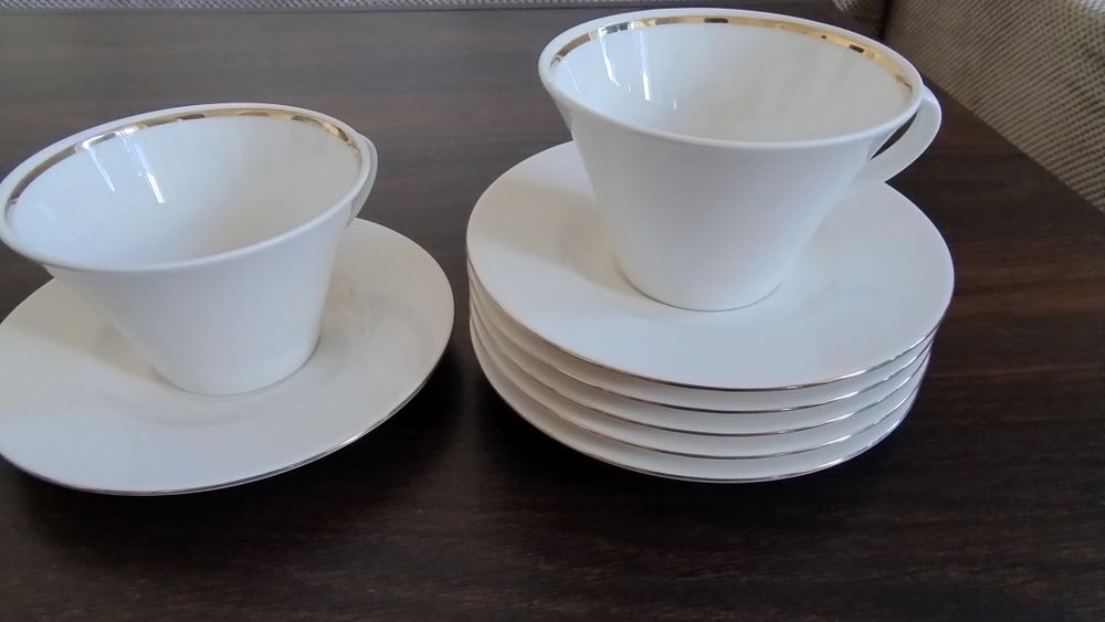 Zestaw porcelanowych filiżanek ze spodkami (5+6))