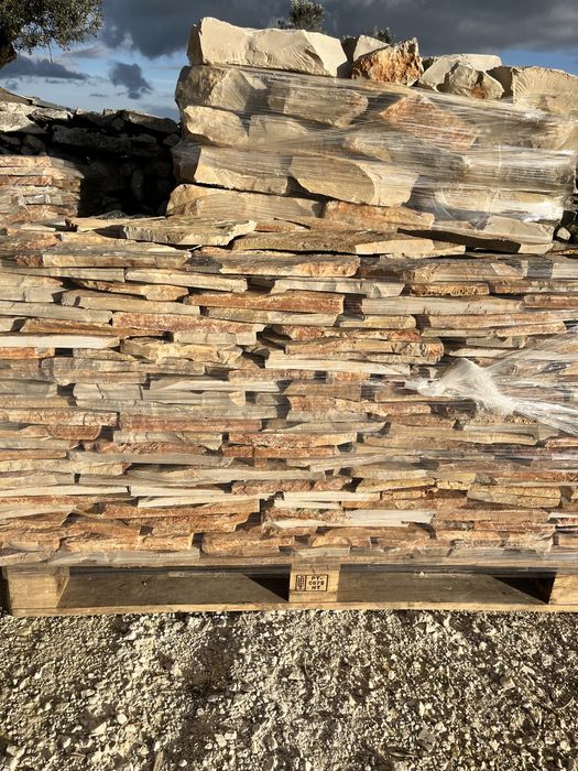 Pedra rustica vidraço amarelo