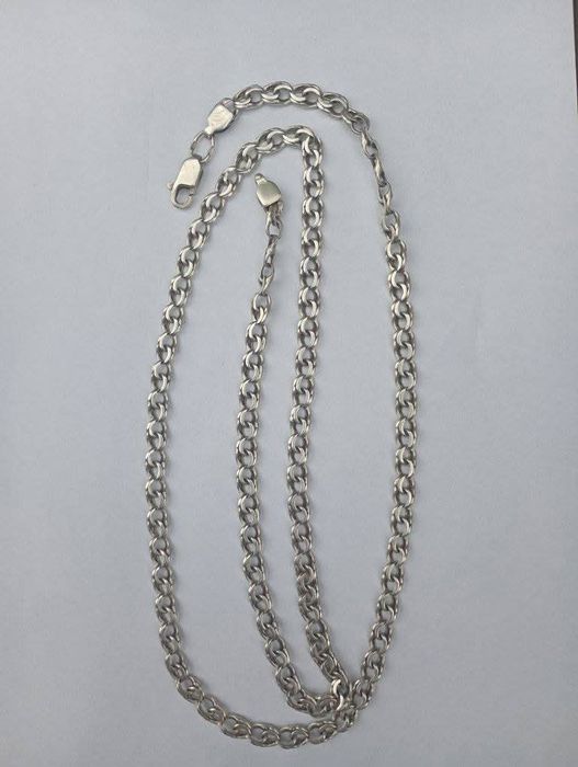 Чудовий срібний ланцюжок.