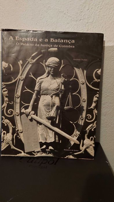 Livros sobre tribunais portugueses.