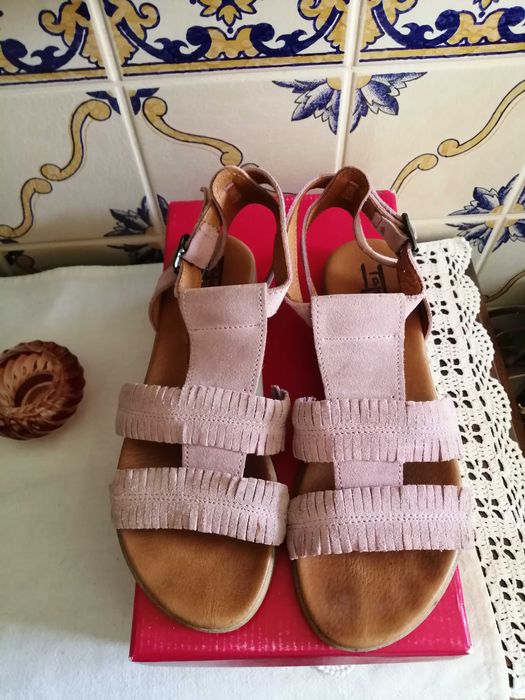 Sandálias Tapadas 37 em pele, pouco uso, ótimo estado!