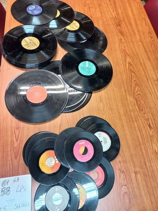 Pack 60 lps em vinil + 25 singles para decoração
