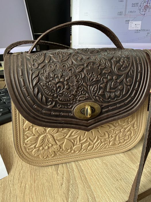 Шкіряна сумочка ручної роботи з тисненням