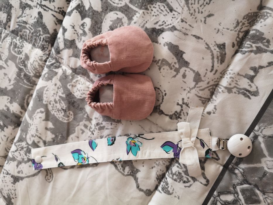 Sapatinhos + prendedor de chupetas