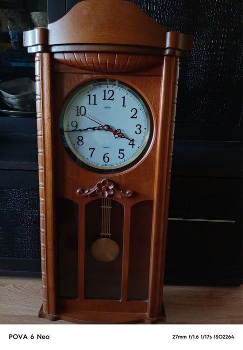 Годинник настінний деревʼяний з маятником