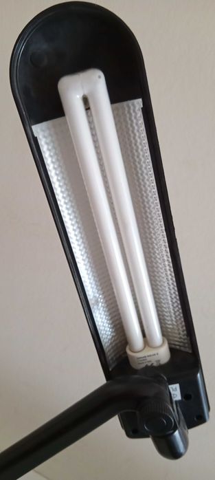 Candeeiro de secretária preto, articulado, com lâmpada.