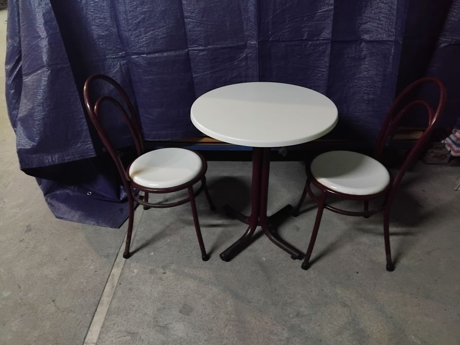 4 mesas e 8 cadeiras