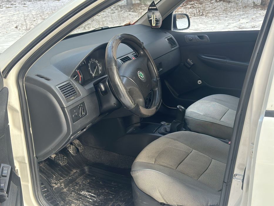 Продам Skoda Fabia 1.2 бензин 2006г