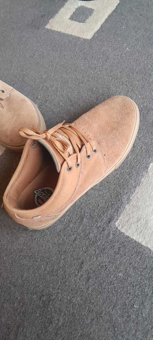 sapatilhas Globe em camurça quase novas