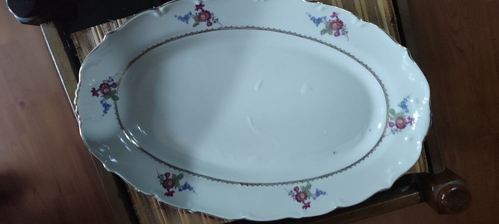 Блюдо розмір 43х28х5 см та різний посуд