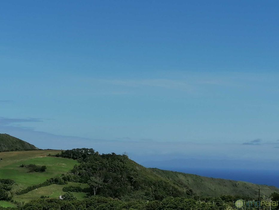 Terreno urbano + moradia iniciada na ilha do Faial