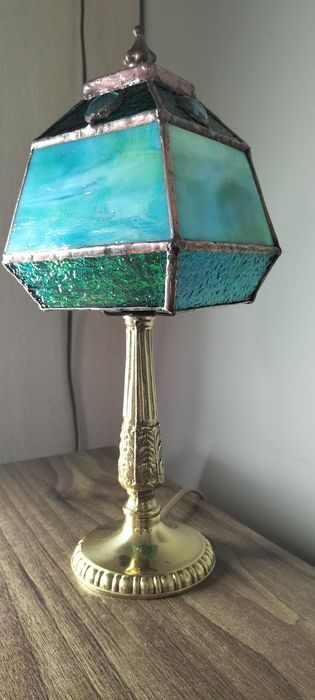 Lampa stołowa z kloszem ze szkła witrażowego