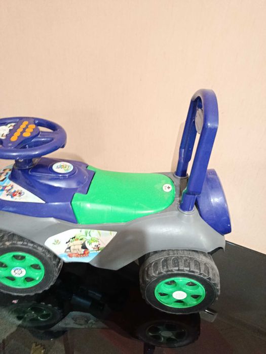 Продам машинку толокар