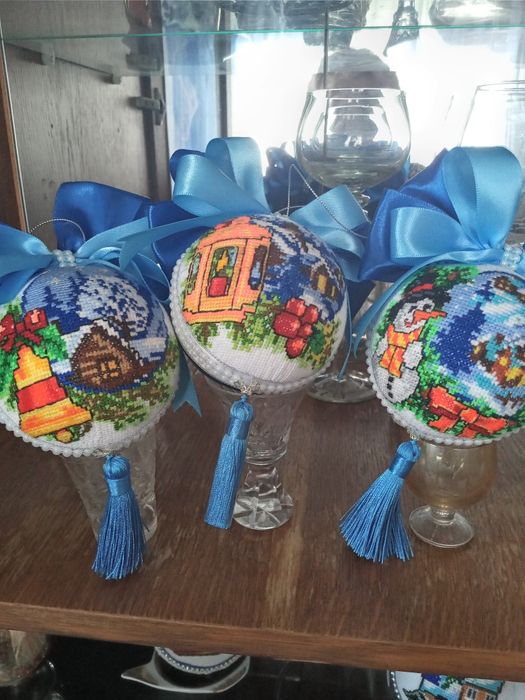 Новорічні іграшки вишиті
