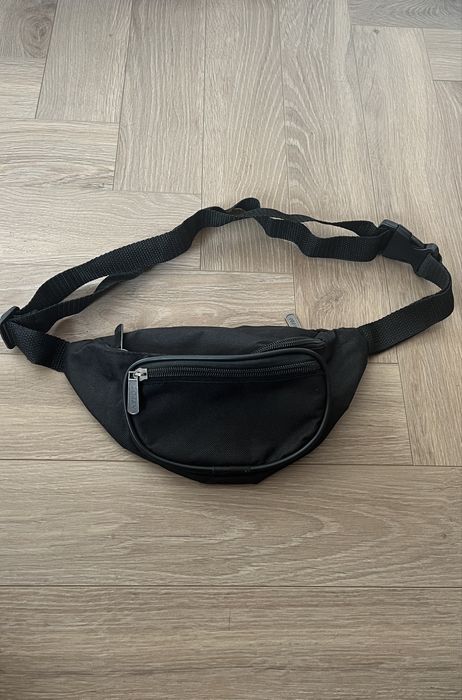 Mała czarna saszetka nerka klasyczna unisex