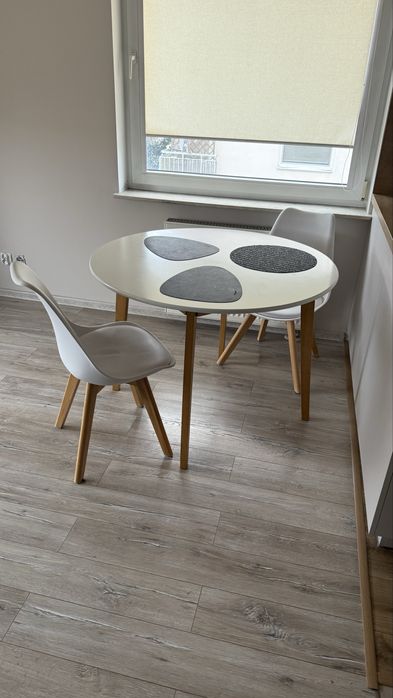 Stół i dwa krzesła