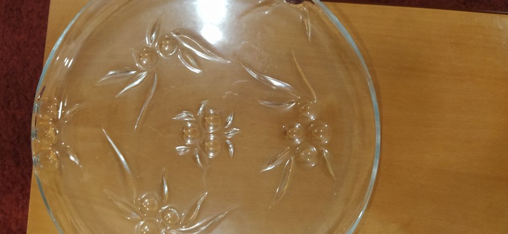 Prato de vidro com gravuras